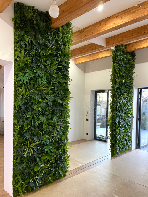 Вертикальное озеленение частного интерьера ботаническими копиями растений