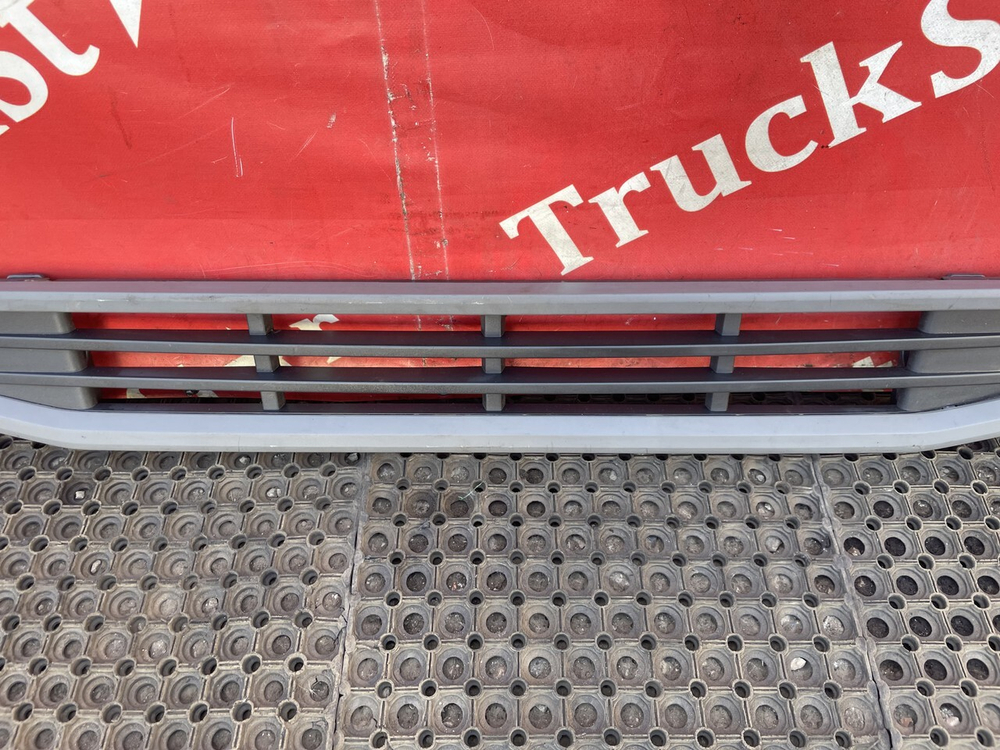 Пoднoжкa бампеpa верхняя