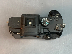 Sony A7 III 20.822 кадров, один из разъемов карт не работает, скол на корпусе