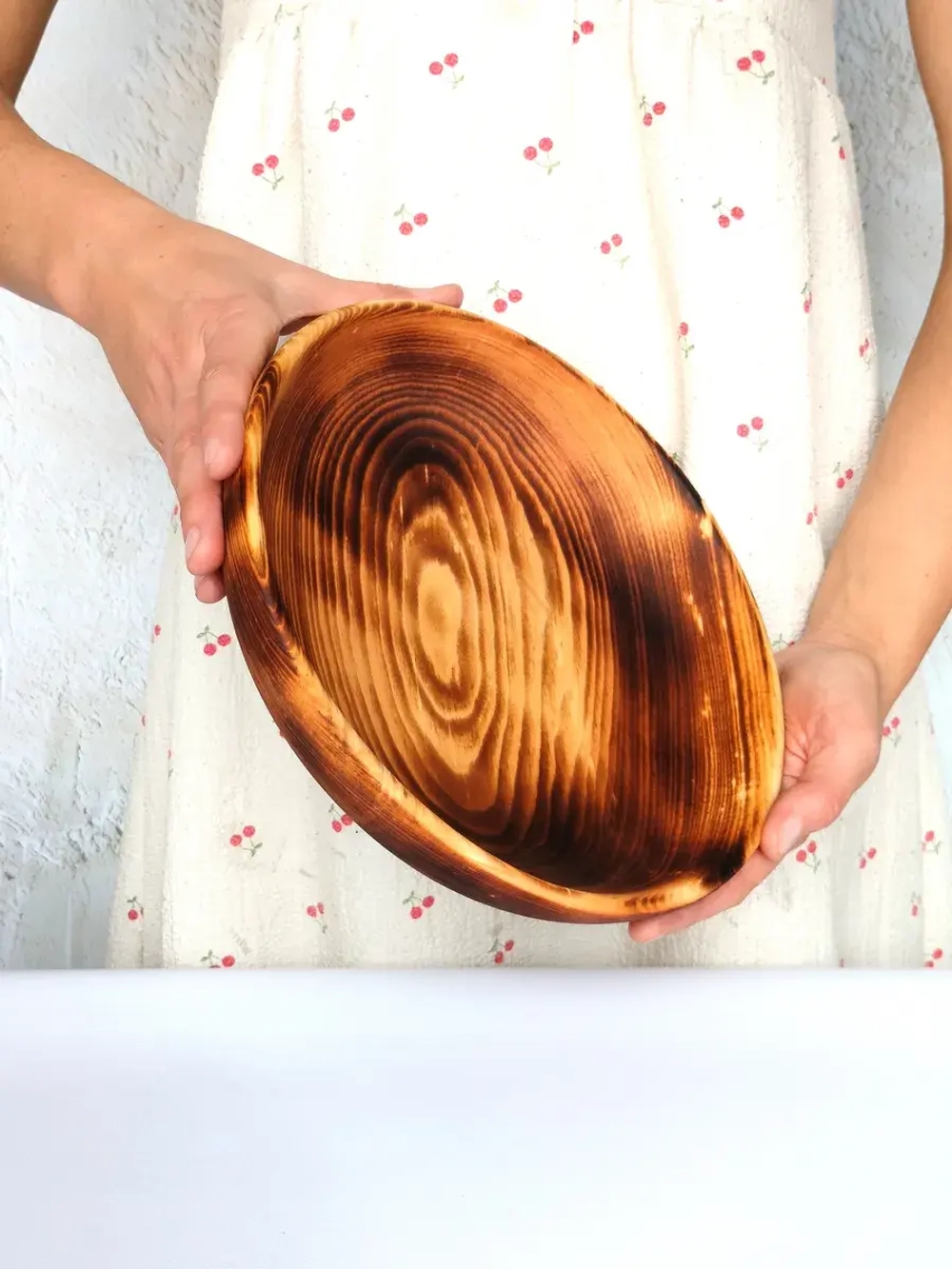 Деревянная сервировочная тарелка из кедра