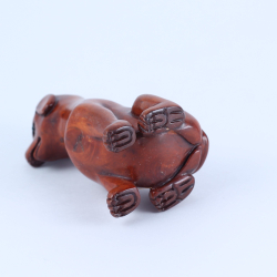 Нэцкэ Собака сидит