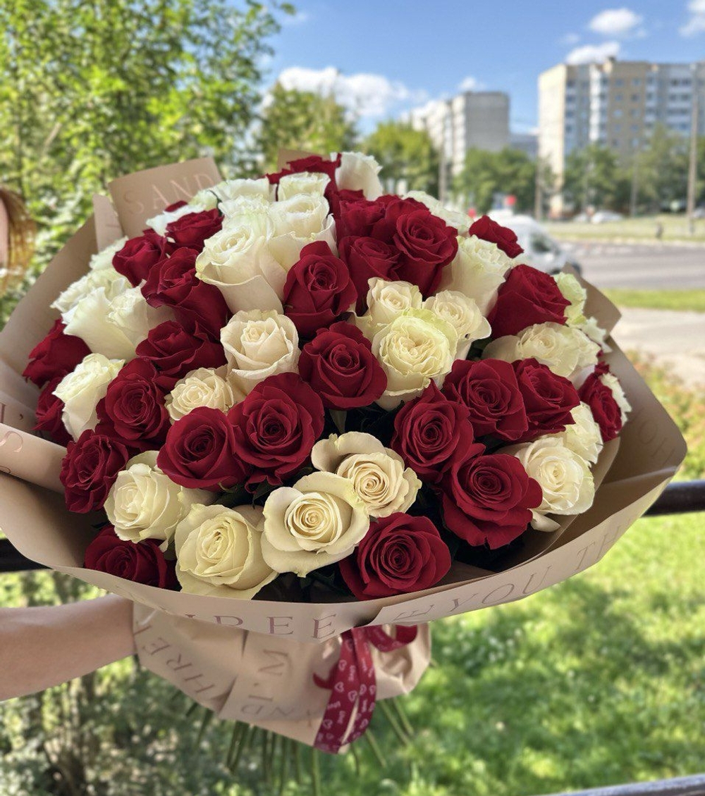 101 роза, микс красных и белых