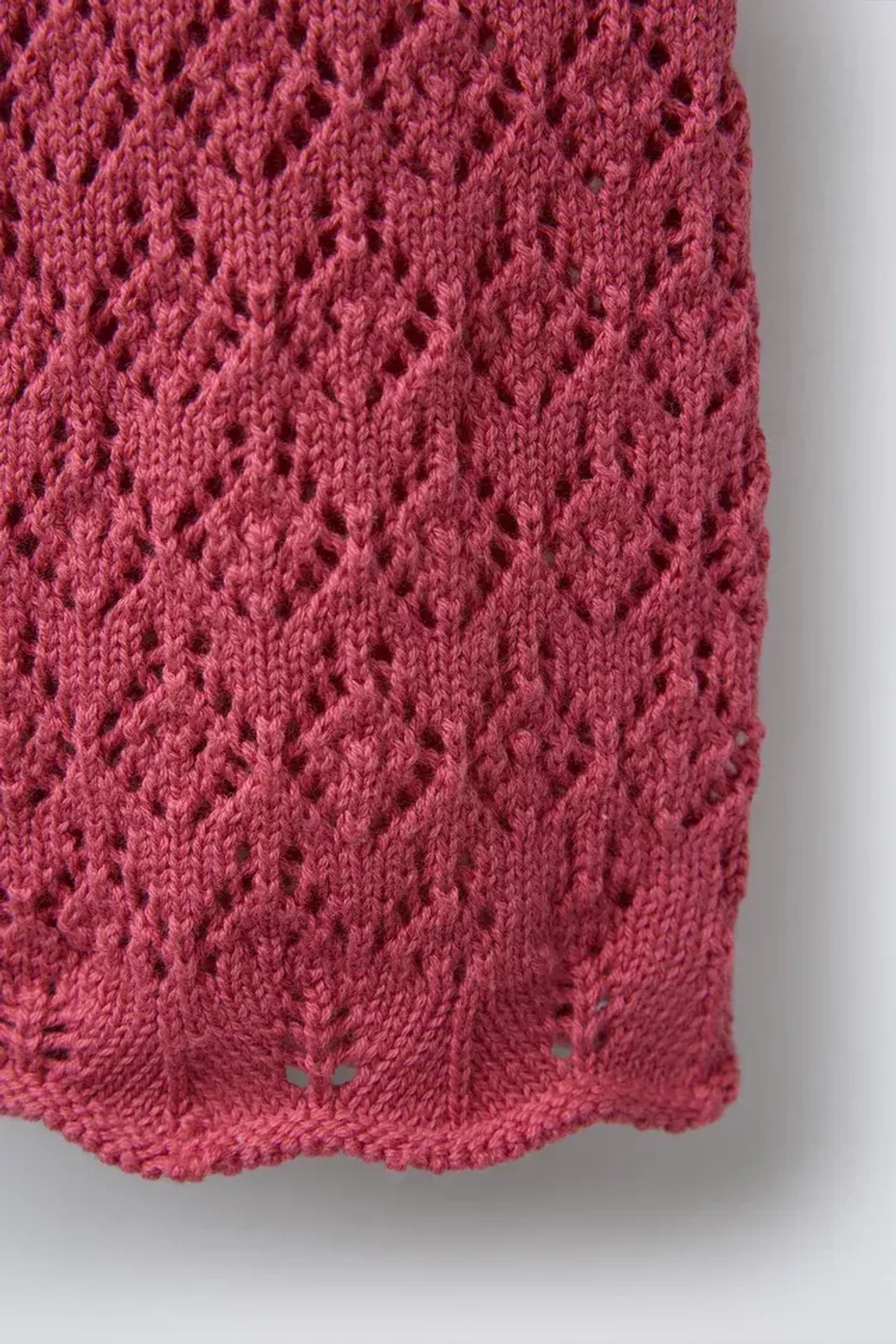 ZARA КОРОТКИЙ КОМБИНЕЗОН ИЗ АЖУРНОГО ТРИКОТАЖА, КЛУБНИЧНЫЙ