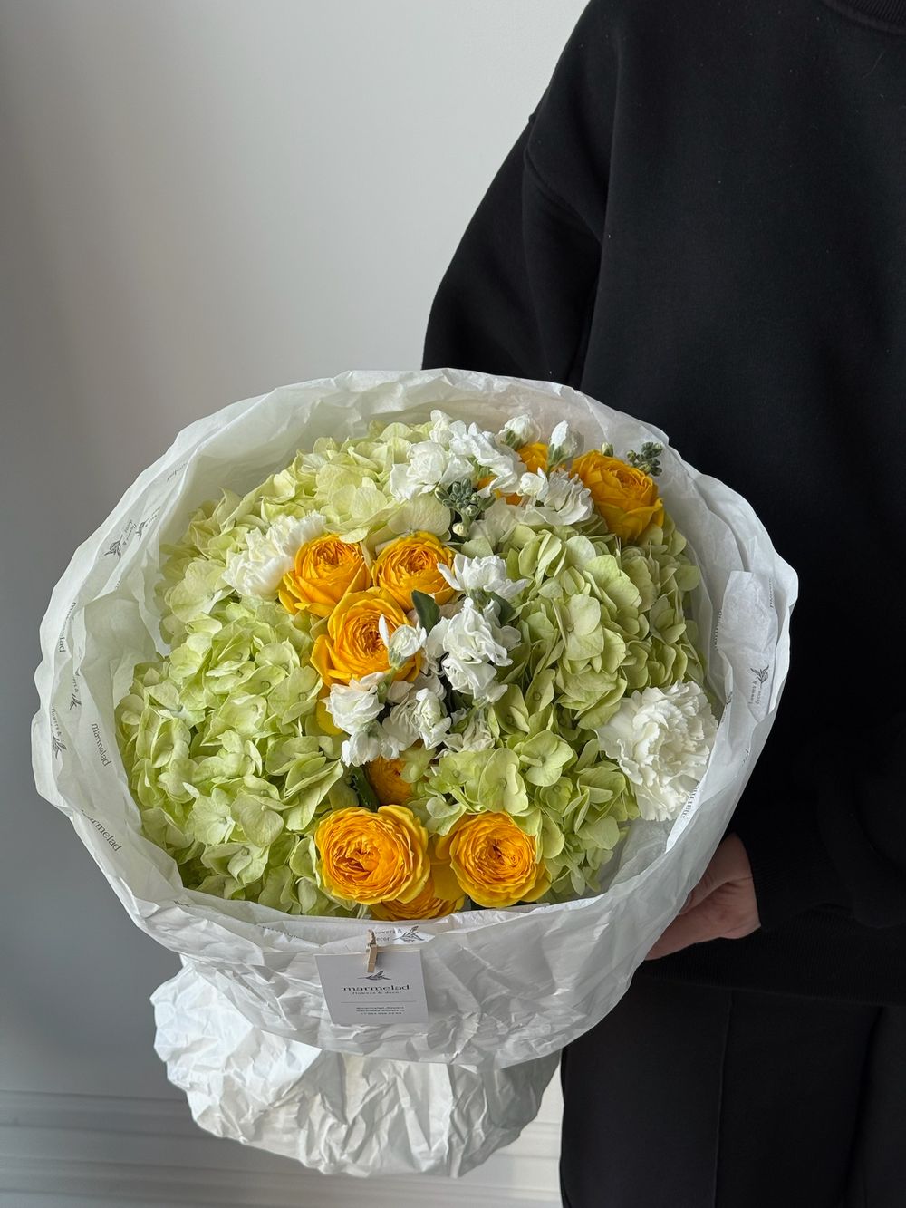 Букет сборный из кустовых пионовидных роз, гортензии, диантусов и маттиолы