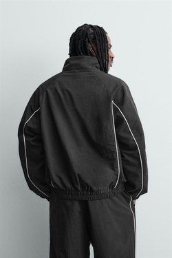 ZARA КУРТКА ИЗ ВЫСОКОТЕХНОЛОГИЧНОЙ ТКАНИ С КОНТРАСТНЫМИ ДЕТАЛЯМИ, ЧЕРНЫЙ