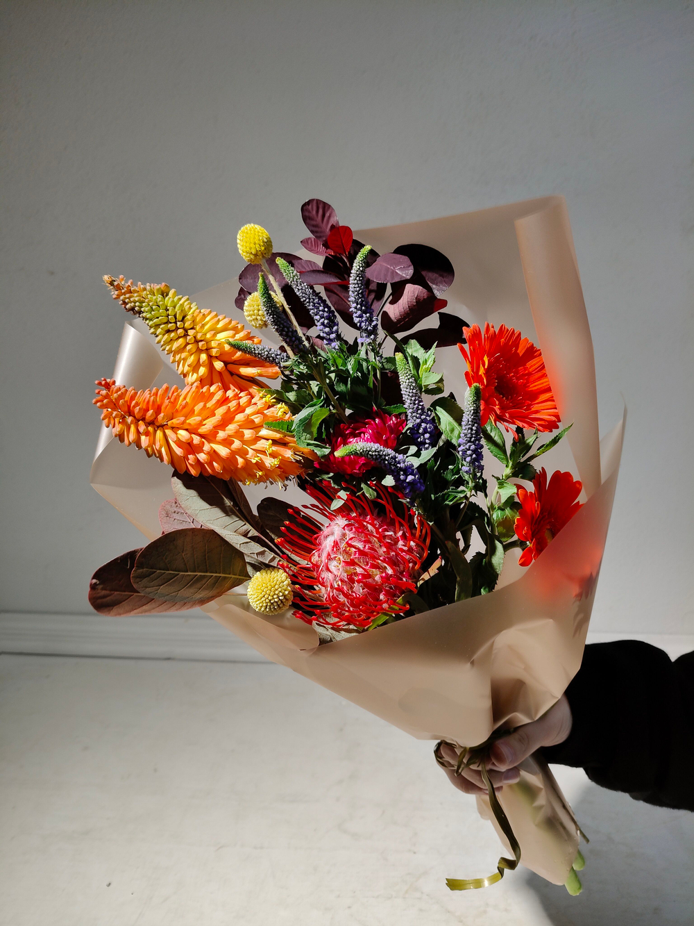 Стильный букет-кулек в яркой гамме (С0058)