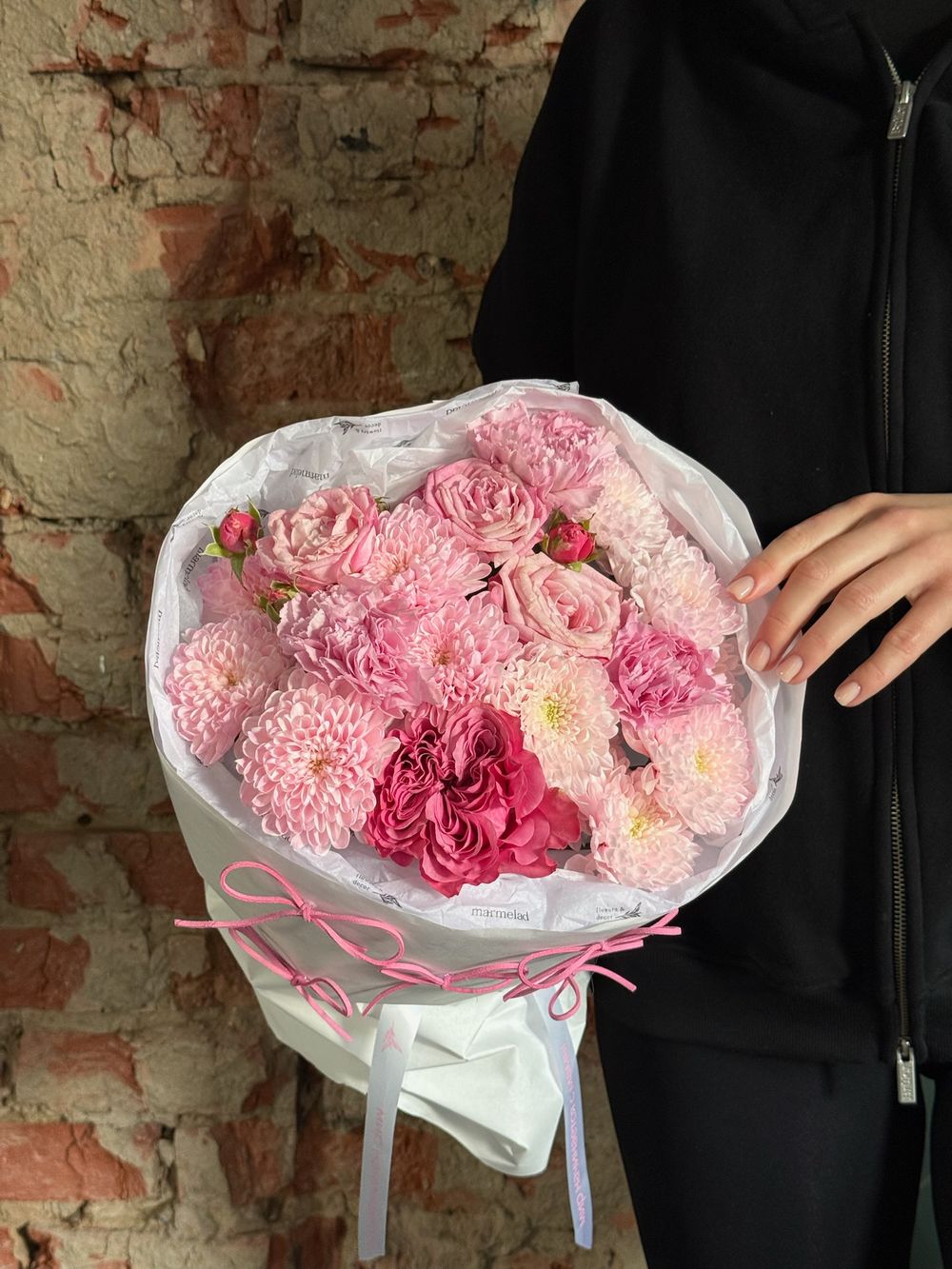 Букет из кустовых пионовидных роз, одноголовой розы, диантусов и хризантемы в розовом оттенке