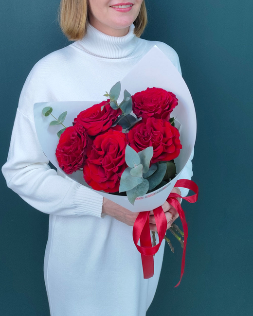 Красные ажурные розы с эвкалиптом(00477)