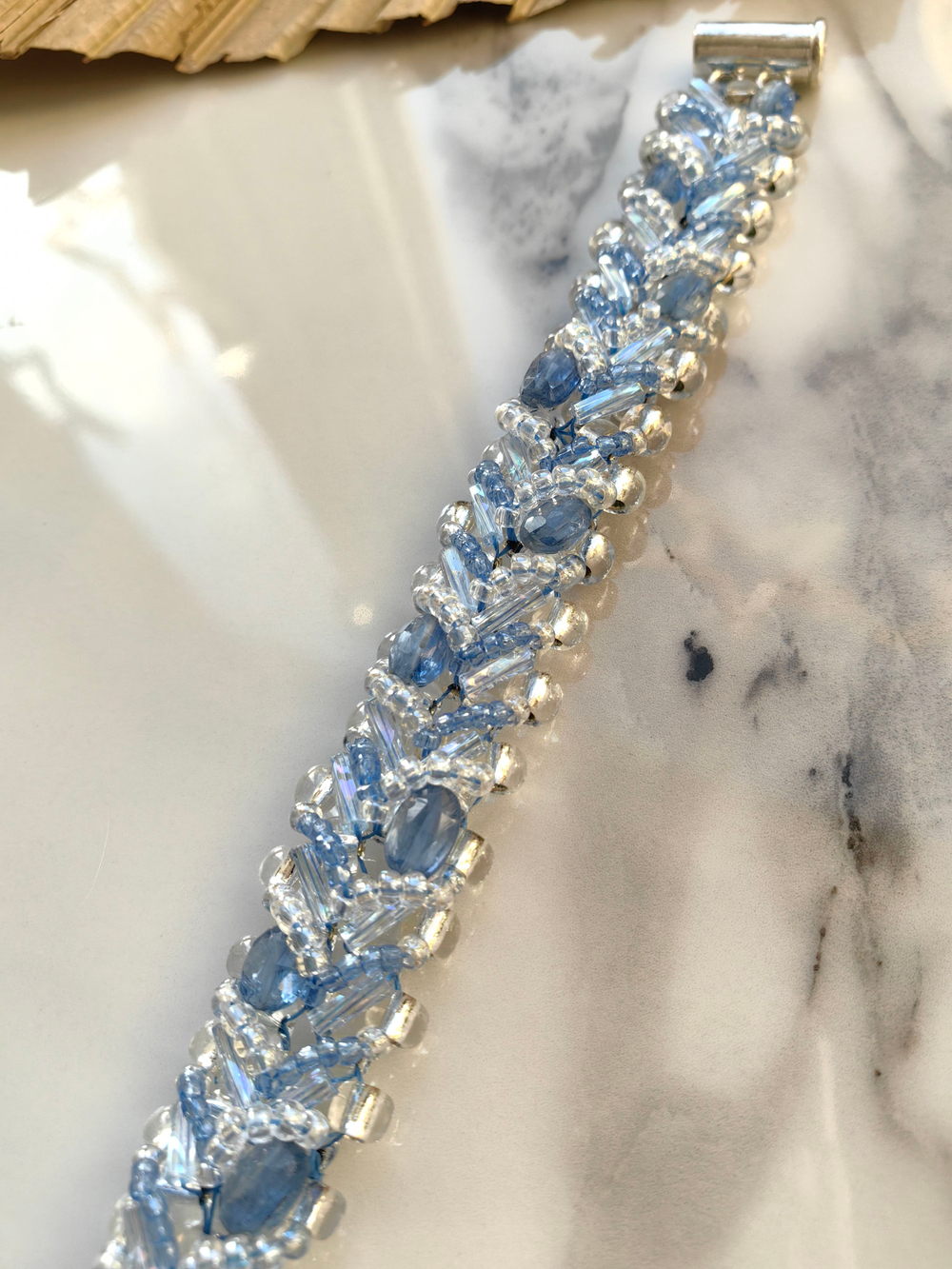 Браслет из бисера "Змейка" ручной работы с камнем Гранат (гроссуляр)