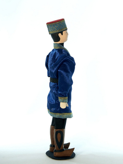 Кукла фарфоровая Калмык в праздничном мужском костюме
