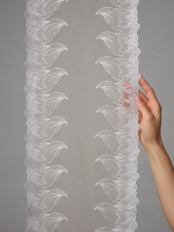 05-176 ОПТ Вышивка на неэл. сетке 25 см, бежевый 775 /айвори 004/ серебро