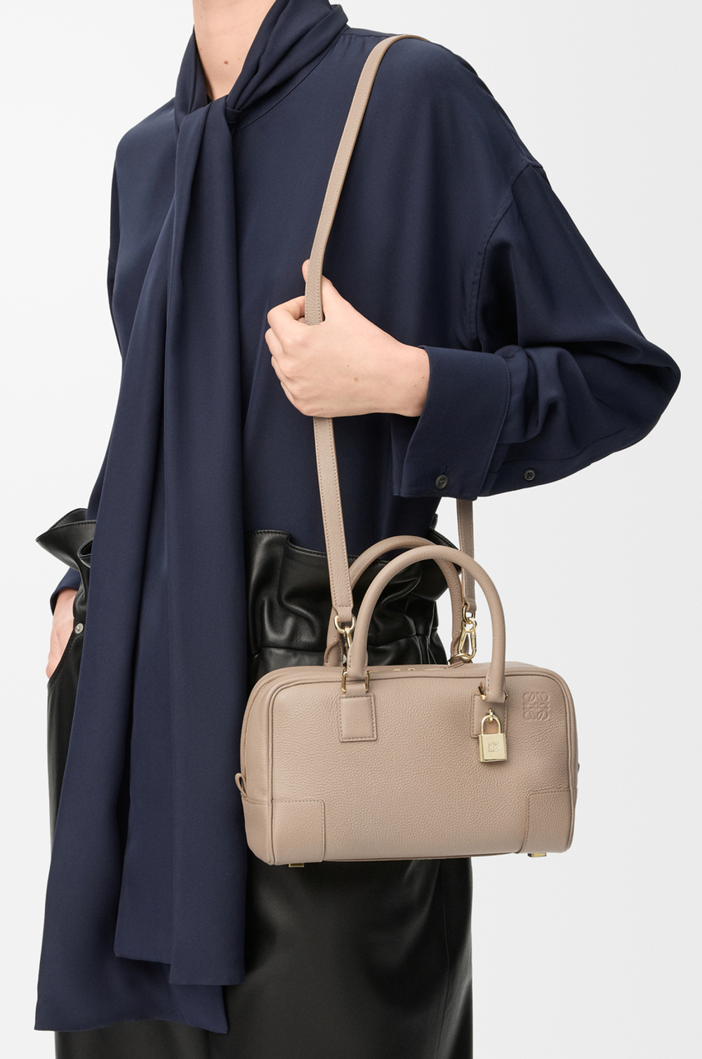 Loewe Сумка Amazona 23 из мягкой зернистой телячьей кожи, песочный