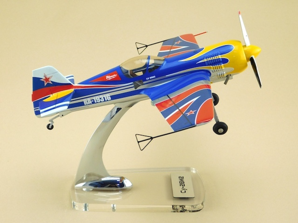 Модель самолета Су-26М2 (М1:30)