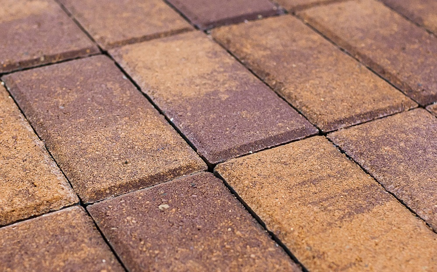 Как избежать выцветания тротуарной плитки на солнце?