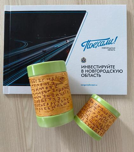 Набор из двух кружек, малая и большая, фарфоровые c берестой. Коллекция Onfim (Онфим) или Gramoty (Грамоты). 2 кружки без ручки, одной коллекции.