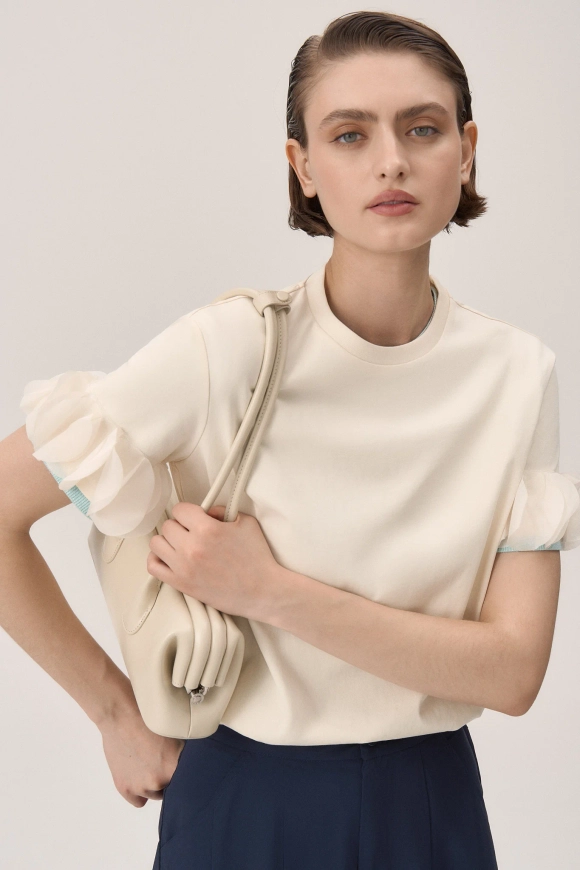 Футболка с фигурными рукавами