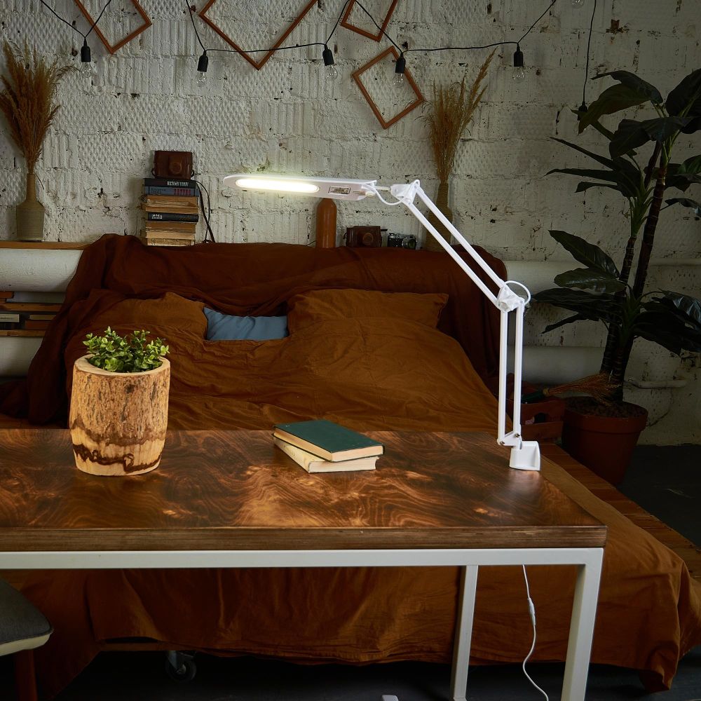 TLD-524 White-8W-Светильник настольный на струбцине-LED-500Lm-4500K-Dimmer-Цвет-белый