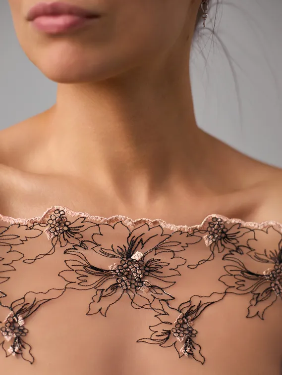 05-163 ОПТ Вышивка на неэл. сетке 22 см, бежевый, черный, миндаль (правая)