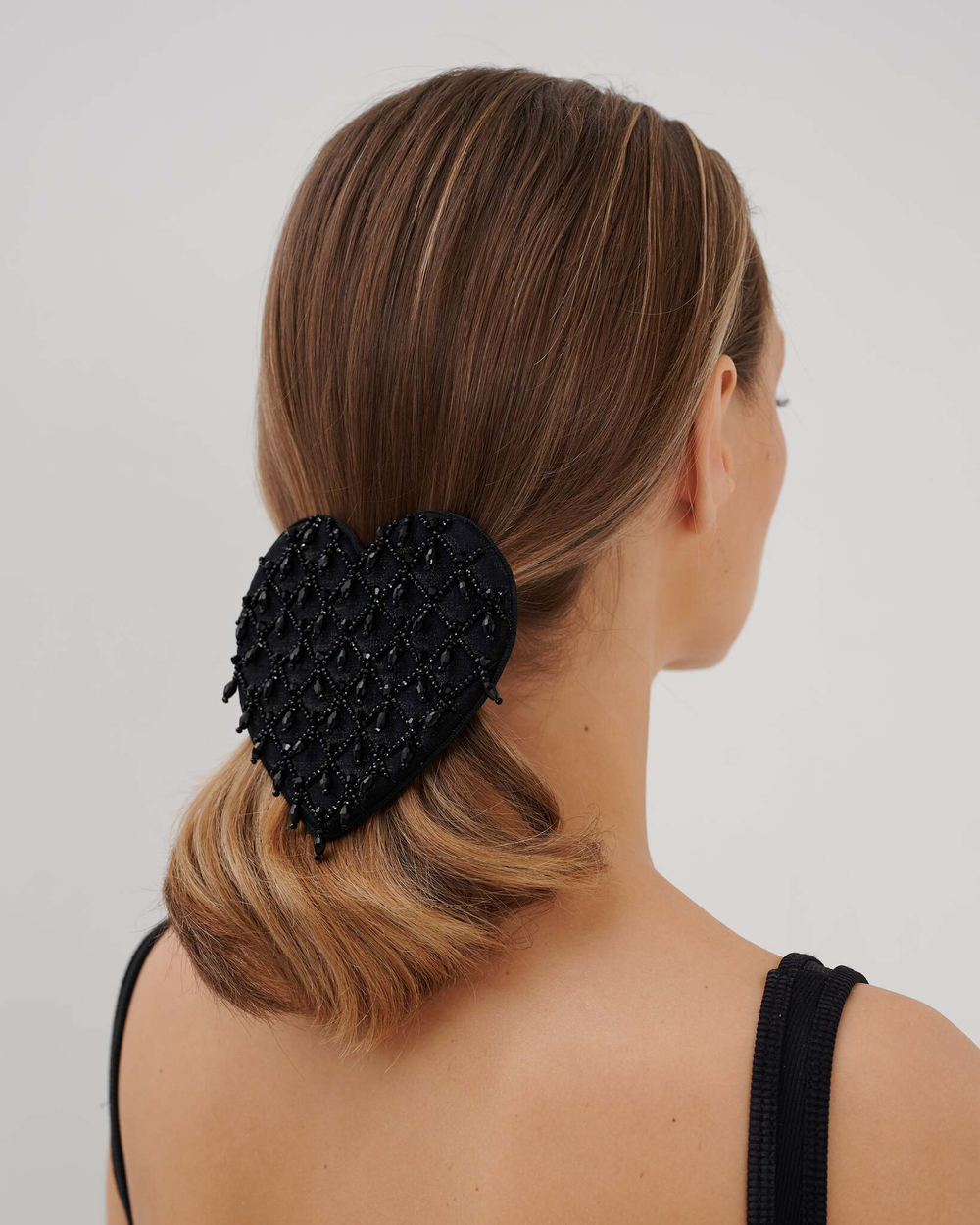 Заколка-сердце с черными подвесками