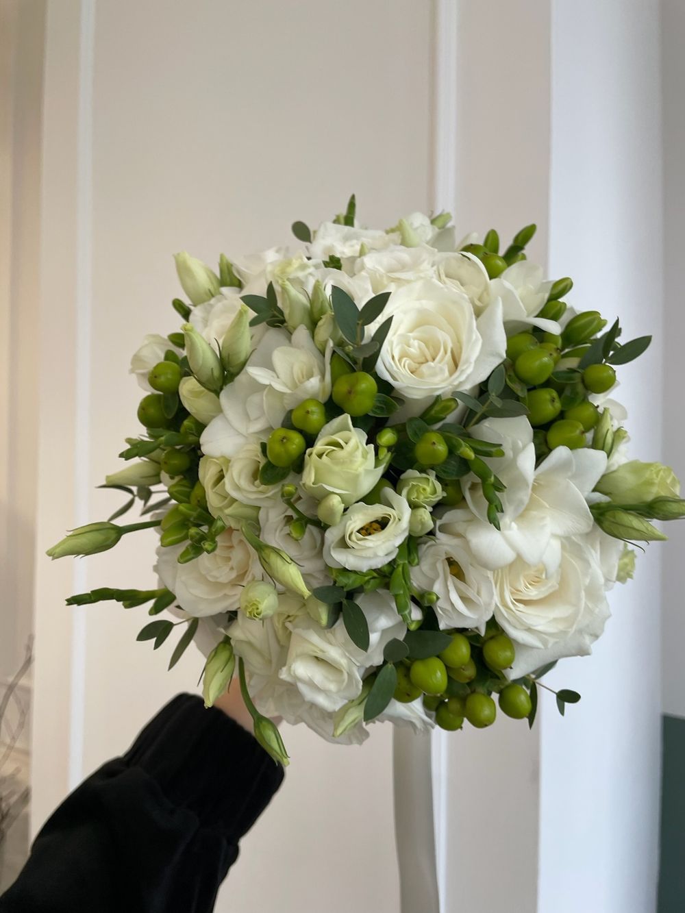 Свадебный букет из фрезии, эвкалипта, одноголовых роз и лизиантуса