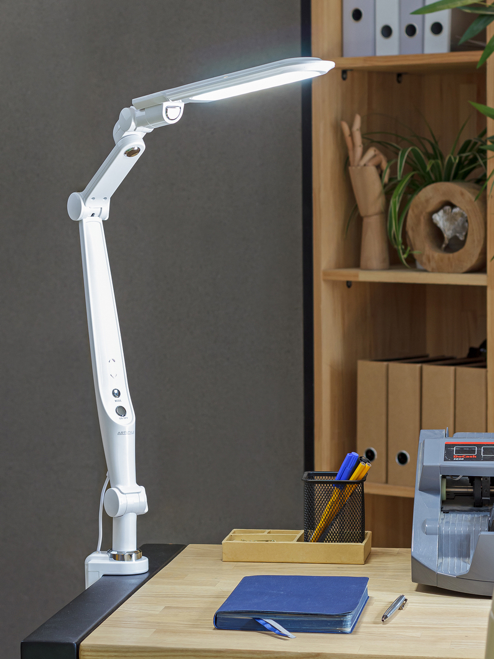 Настольная светодиодная лампа Anatomica Smart-402 на подставке и кронштейне в комплекте