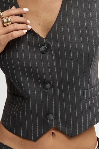 Жилет костюмный в полоску темно-серого цвета