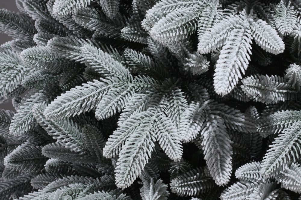 Заснеженная елка «Веста» (Литая хвоя) 270 см / 2,7 м