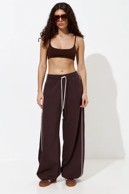Широкие джоггеры с кантом цвета шоколад