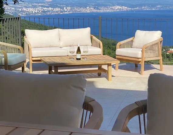 Уличное лаунж-кресло Ravona KD из массива акации