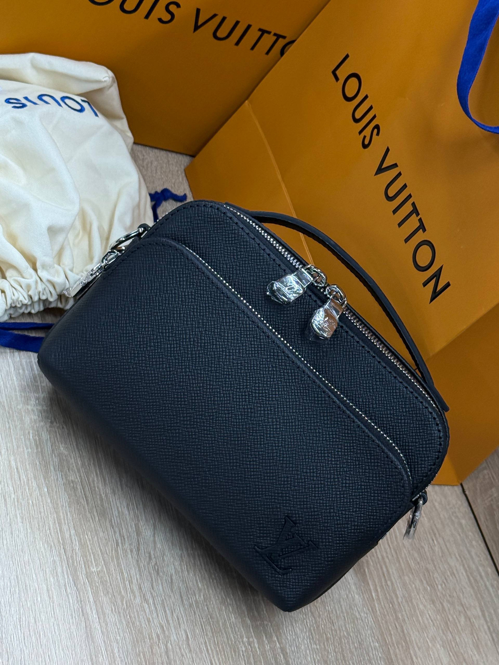 Сумка-мессенджер Louis Vuitton