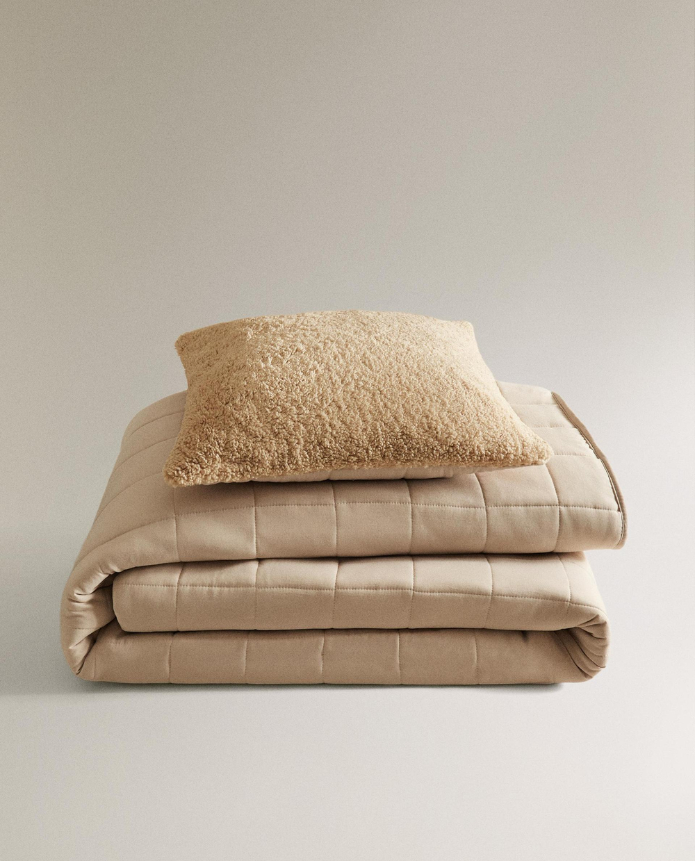 Zara Home - Двустороннее покрывало с будущим боррегито, бежевый, 180х250 см