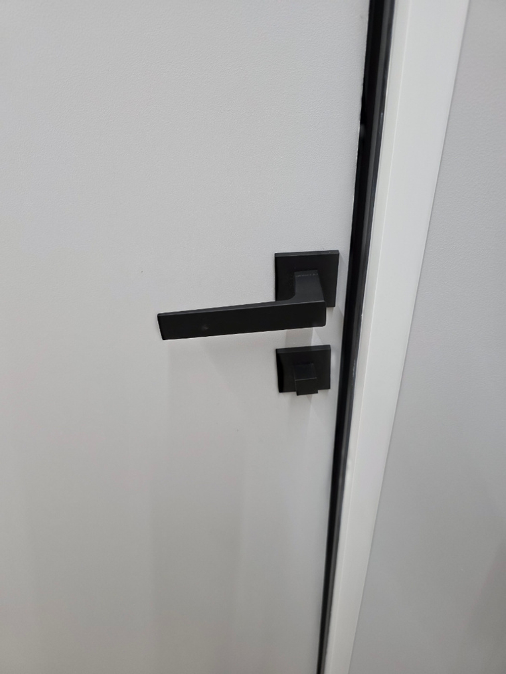 Дверь серая RAL7047 пластиковая одностворчатая KAPELLI-Classic Моноколор гладкий c алюминиевым торцом + коробка