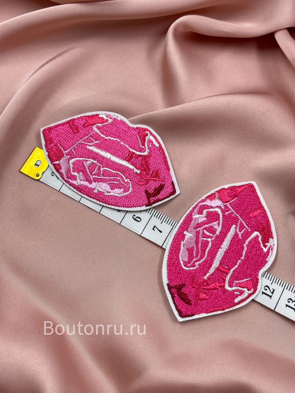 Нашивка в форме губ розовая