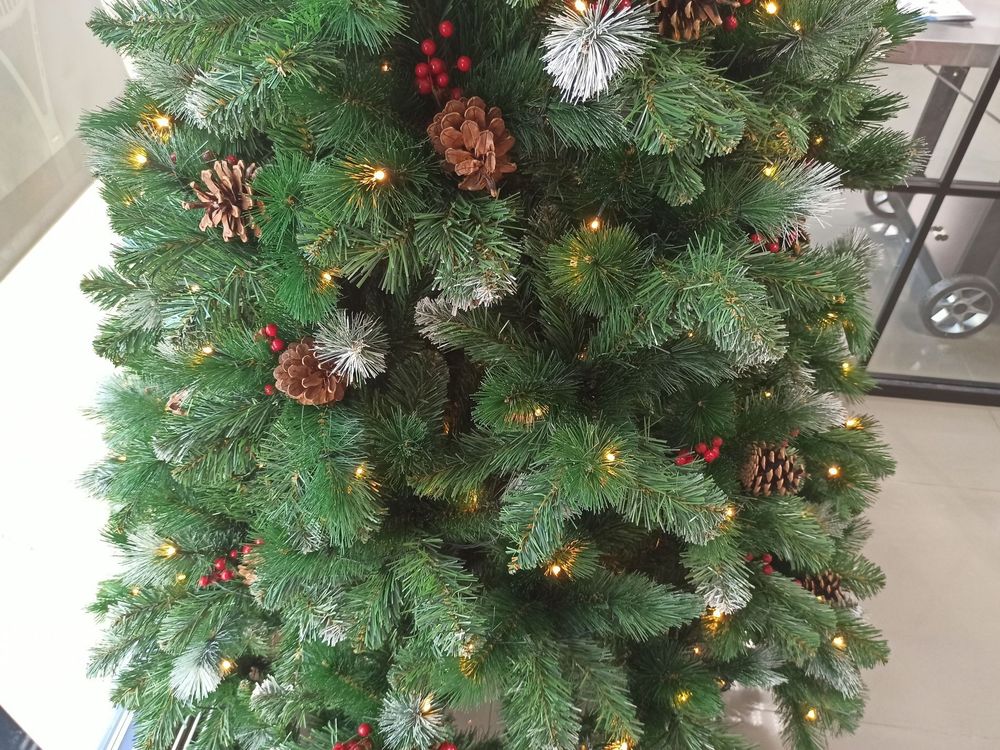 Заснеженная елка с гирляндой «Очарование» с шишками и ягодами (Леска+пвх) 180 см / 1.8 м