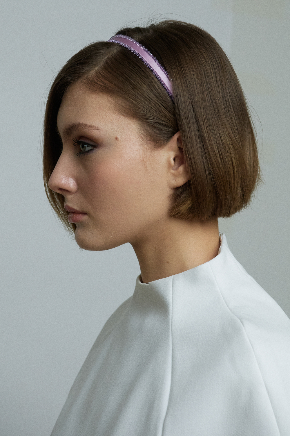 Ободок тонкий сиреневый с декором по контуру