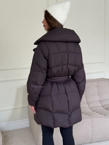 Удлиненный фиолетовый пуховик с отложным воротником