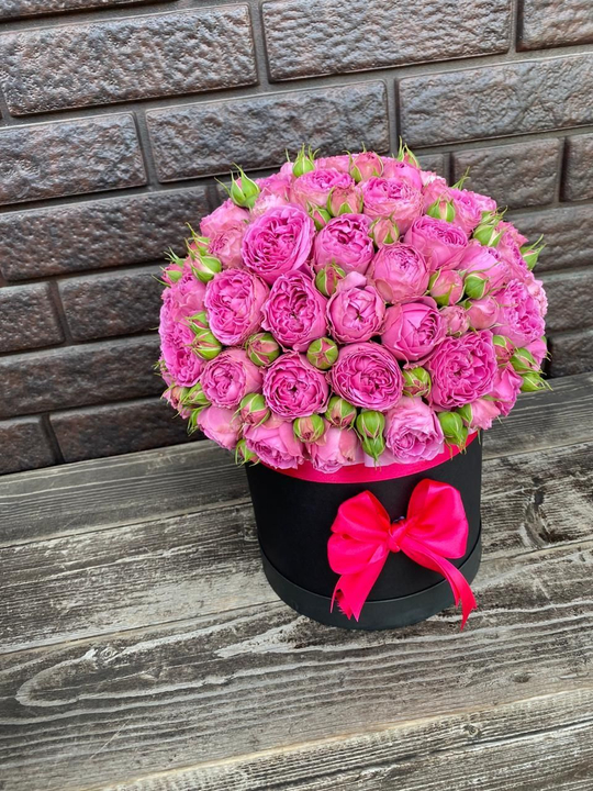 Пионовидные розы в шляпной коробке мини