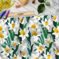 Ткань атлас крупные белые нарциссы на сером фоне