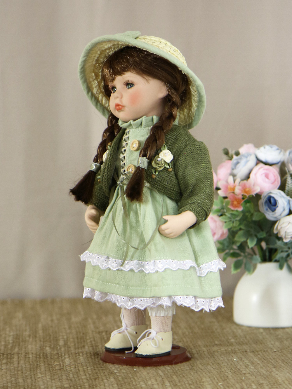 Кукла фарфоровая 12' на подставке