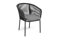 "Марсель" стул плетеный из роупа, каркас алюминий черный муар, роуп темно-серый круглый, ткань темно-серая 027