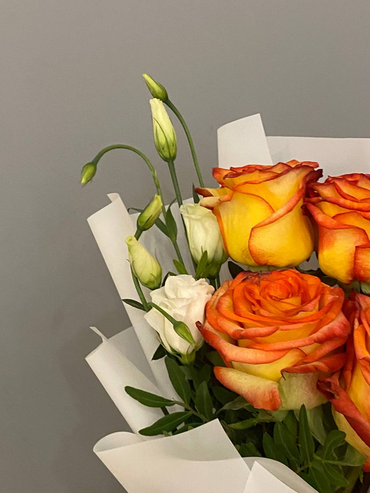 Букет с розой "Хай Мэджик" и эустомой