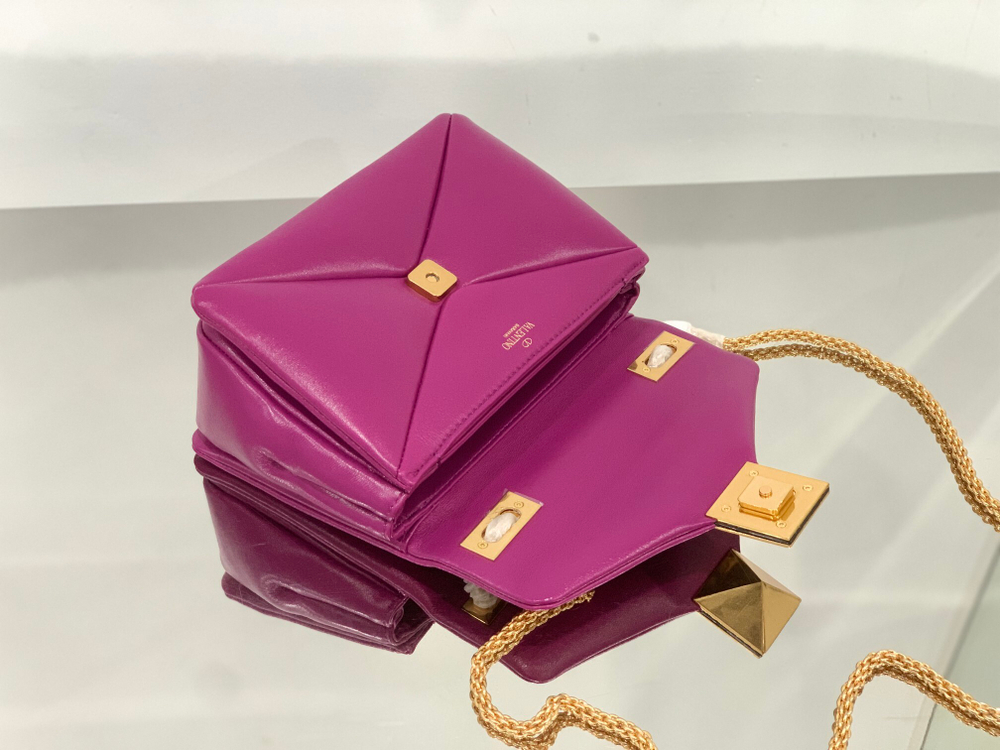 Valentino One Stud Bag with Chain 19 cm