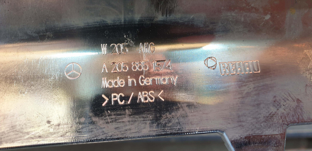 Накладка переднего бампера AMG Mercedes C W205 14-18 Б/У Оригинал A2058851574