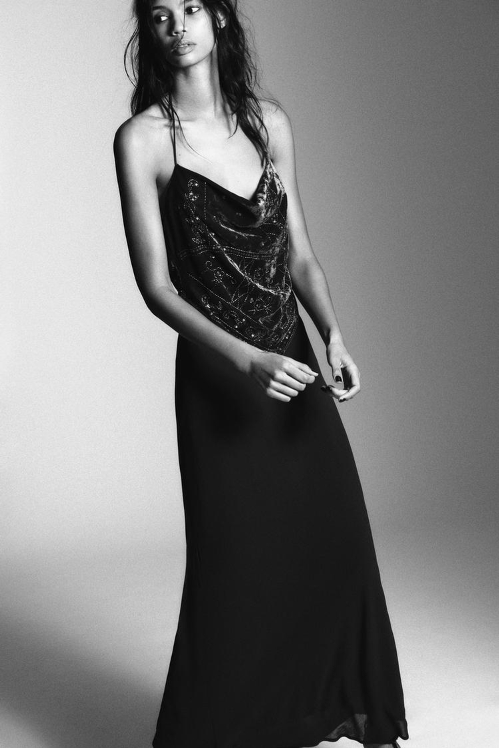 ZARA ДЛИННОЕ БАРХАТНОЕ ПЛАТЬЕ С БУСИНАМИ, ТЕМНЫЙ СВИНЕЦ