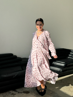 Платье с асимметричной юбкой в красный цветок