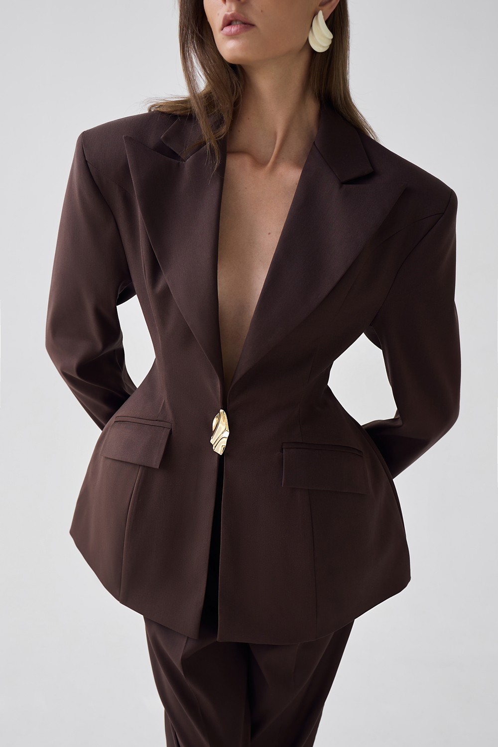 Комплект: жакет с акцентной талией и брюки прямого кроя (s-m)