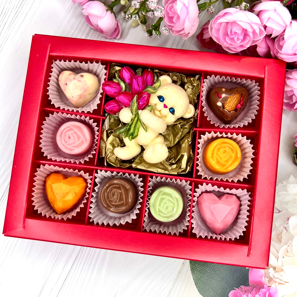 Шоколадный подарок "Мишка с тюльпанами": фигурка и 8 конфеты ручной работы