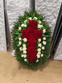 Траурный венок из живых красных и белых роз в форме креста