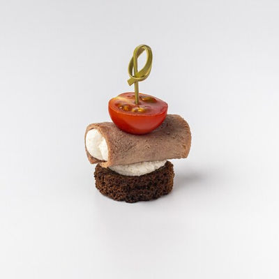 Канапе из языка со сливочным хреном и томатом черри 16 шт