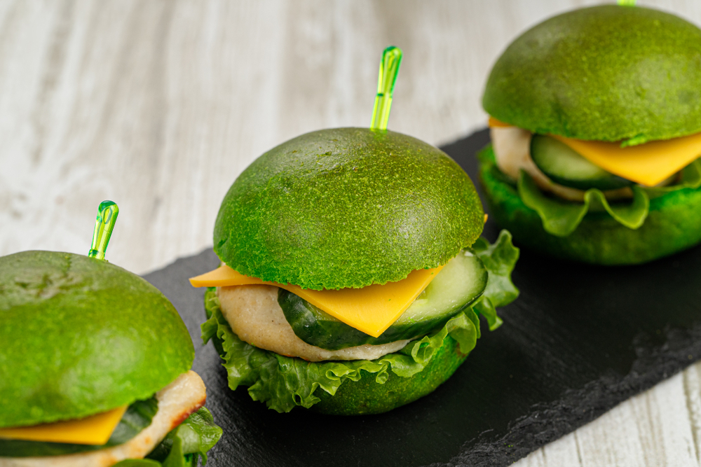 Мини бургер с куриной котлетой